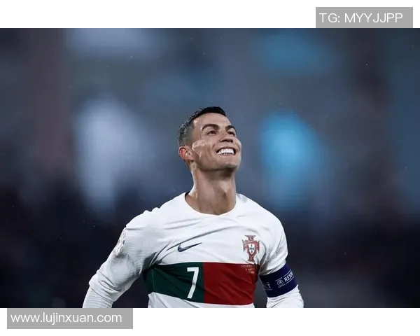 璀璨水晶摆件展现足球明星C罗的风采与荣耀,完美收藏与馈赠之选