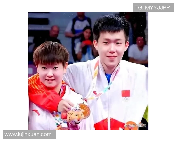 足球明星亲密互动瞬间揭秘友谊与竞技精神的完美结合视频